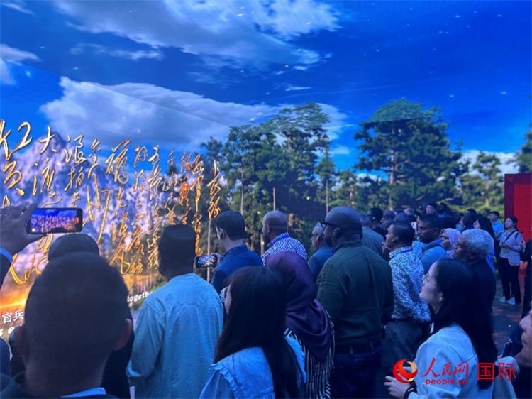 代表團(tuán)在全景影院中感受長(zhǎng)征場(chǎng)景。人民網(wǎng) 曹欣悅攝