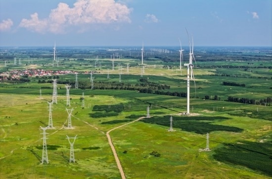 這是2024年7月19日拍攝的內(nèi)蒙古通遼238萬千瓦風電項目（無人機照片）。此項目每年可將75億千瓦時清潔電能經(jīng)扎魯特—青州±800（千伏）直流特高壓外送通道送至山東地區(qū)消納，相當于滿足受端地區(qū)超過300萬戶居民家庭用電需求，節(jié)約標煤261萬噸，減少二氧化碳排放634萬噸。