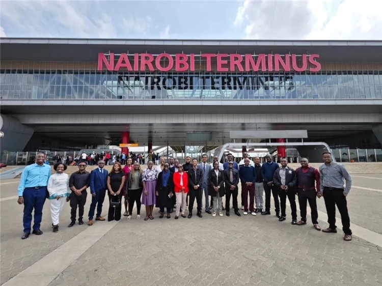 留學生們參訪中企承建的蒙內鐵路。中國駐肯尼亞大使館供圖