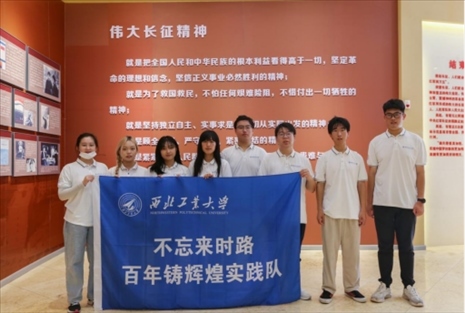 實踐隊員學(xué)習(xí)長征精神。學(xué)校供圖