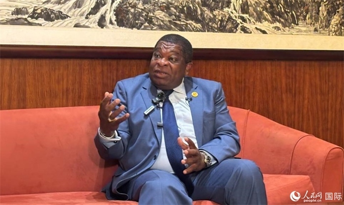 各國議會聯(lián)盟秘書長馬丁·純貢接受采訪。人民網(wǎng) 曹欣悅攝