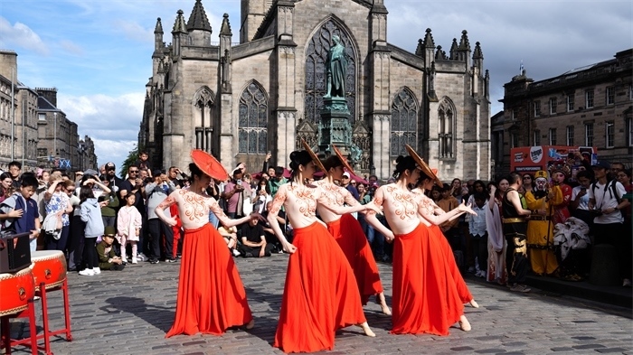 《長城魂》的演員在愛丁堡皇家一英里街頭演出。主辦方供圖