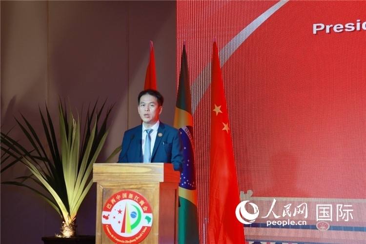 巴西中國浙江商會執(zhí)行會長陳翔廣宣讀賀電。人民網記者 陳海琪攝