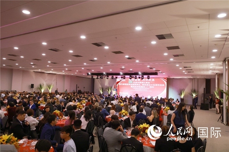 當地時間8月24日晚，巴西中國浙江商會第六屆理監(jiān)事會就職典禮在里約熱內盧舉行。圖為就職典禮現(xiàn)場。人民網記者 陳海琪攝