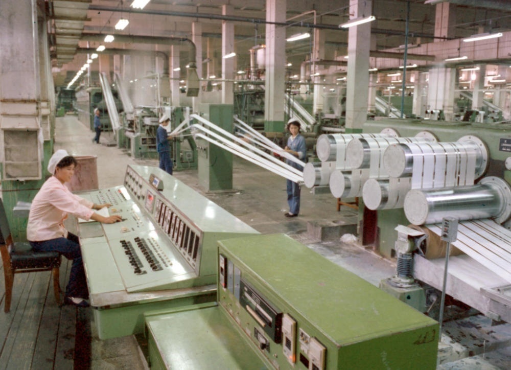 1981年，東北遼陽(yáng)石油化學(xué)纖維廠抽絲車間一角。新華社發(fā)