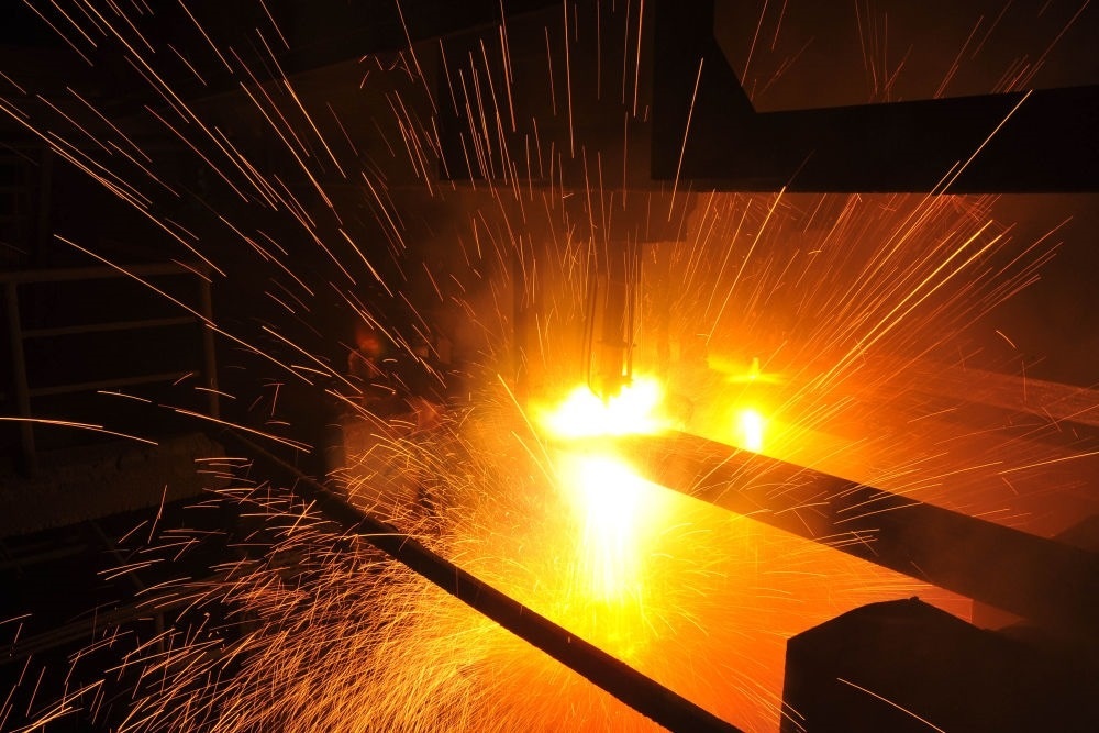 2015年3月10日，東北特鋼集團(tuán)大連基地生產(chǎn)的合金鋼連鑄坯進(jìn)行定尺切割。新華社發(fā)