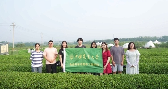 在山東日照，中國農(nóng)業(yè)大學食品學院實踐團就農(nóng)業(yè)生產(chǎn)智能化設備、肥料選用等問題開展實地調(diào)研，并面向300余名村民陸續(xù)開展4次科普宣講。校方供圖