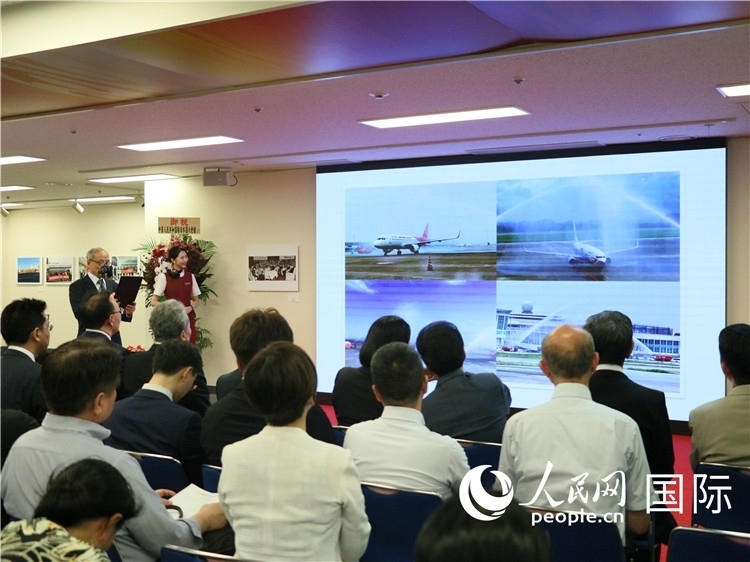 世界華人攝影聯(lián)盟副主席馮學(xué)敏現(xiàn)場點(diǎn)評。人民網(wǎng) 許可攝