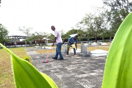 8月12日，姆薩菲里·奧馬里（右）和同事在援坦中國專家公墓打掃。