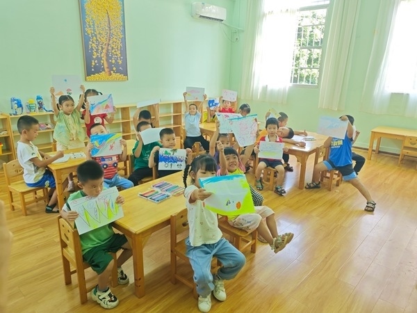 孩子們?cè)诠嫱泄馨嗌袭嫯嬚n。莫菲菲攝