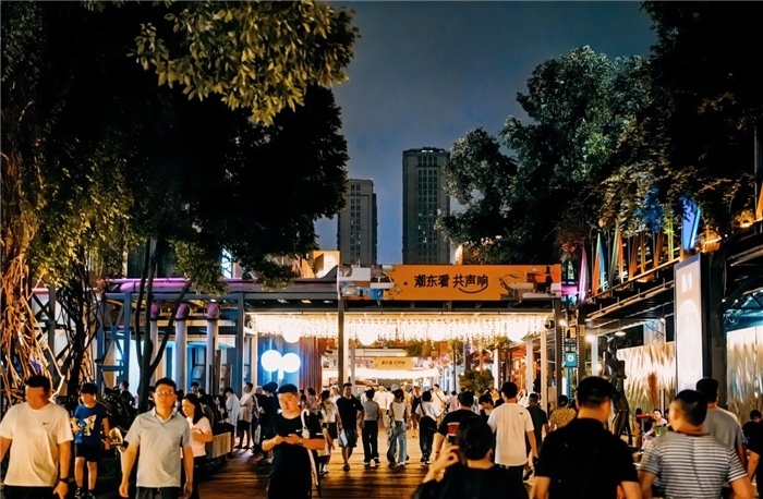 夜幕下的東郊記憶園區(qū)人流如織，熱度不減。資料圖片
