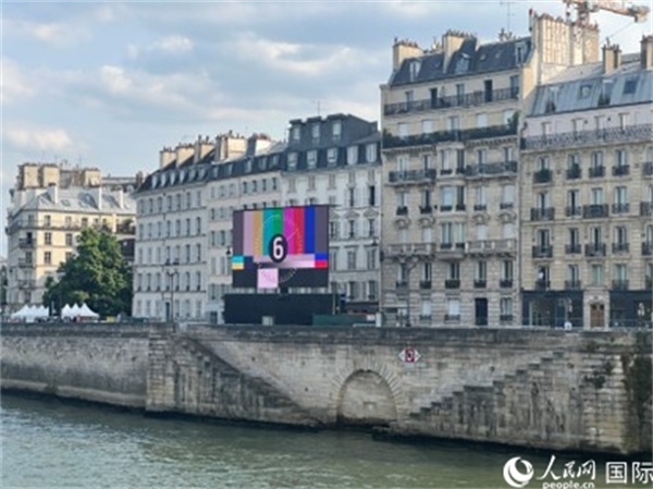 奧運(yùn)會開幕式，安置在塞納河兩岸的大屏幕。人民網(wǎng)記者 何蒨攝
