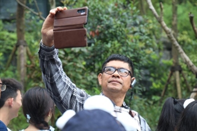 媒體考察團成員在熊貓谷拍照“打卡”。（李佩藺 攝）