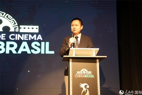 當(dāng)?shù)貢r間8月26日晚，中國駐里約總領(lǐng)館副總領(lǐng)事王尉育在第三屆中國－巴西電影展開幕式上致辭。 人民網(wǎng)記者 陳一鳴攝
