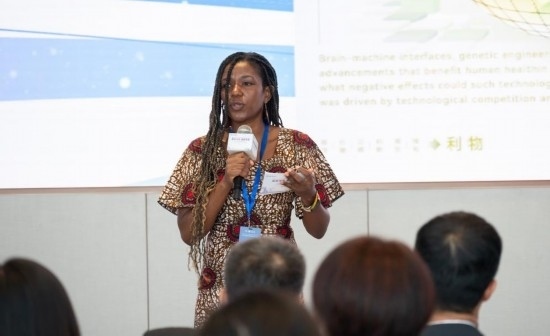 8月29日，在第二屆清華國際青年對話論壇活動上，來自烏干達(dá)的媒體人詹尼弗·阿西姆韋分享中國之旅的感悟。新華社發(fā)（畢尚宏攝）