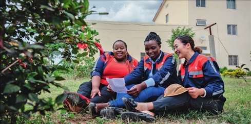 在肯尼亞內(nèi)羅畢，非洲之星鐵路運(yùn)營(yíng)公司工電部電子設(shè)備檢修工區(qū)工長(zhǎng)陳玲（右）在休息時(shí)教學(xué)員唱中文歌曲（2023 年 5 月 23 日攝） 王冠森攝 / 本刊