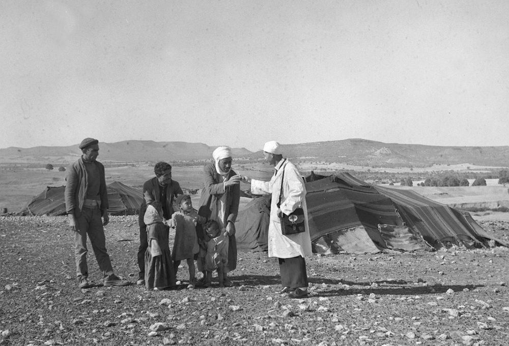 1965年，一名中國援阿爾及利亞醫(yī)療隊(duì)醫(yī)生（右一）在阿爾及利亞賽伊達(dá)省為牧民診治。