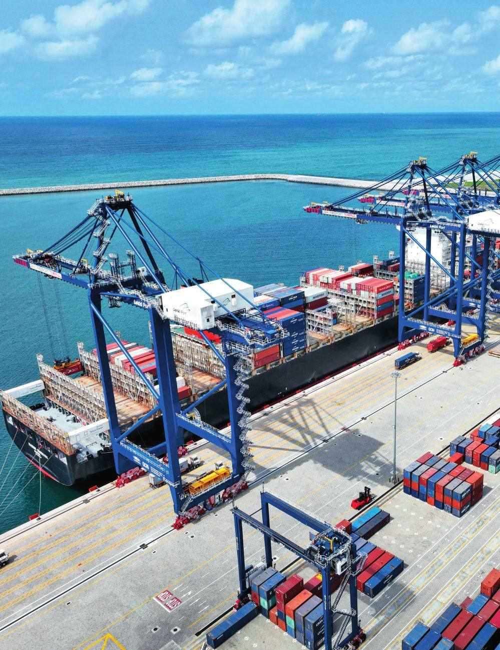 由中國(guó)港灣工程有限責(zé)任公司承建的尼日利亞萊基深水港位于中尼合作建設(shè)的拉各斯萊基自貿(mào)區(qū)內(nèi)，是尼日利亞首個(gè)現(xiàn)代化深水港和最大港口。圖為一艘貨輪在尼日利亞拉各斯萊基深水港裝卸集裝箱（2024 年 3 月 11 日攝）萊基港公司供圖