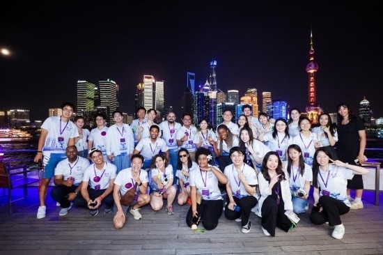 8月21日，中外青年在上海參觀時合影留念。新華社發(fā)（清華大學(xué)供圖）