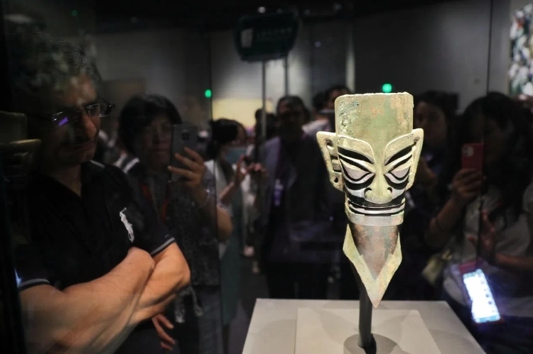 8月31日，亞洲媒體考察團參訪三星堆博物館?！吨袊?jīng)濟周刊》記者肖翊攝