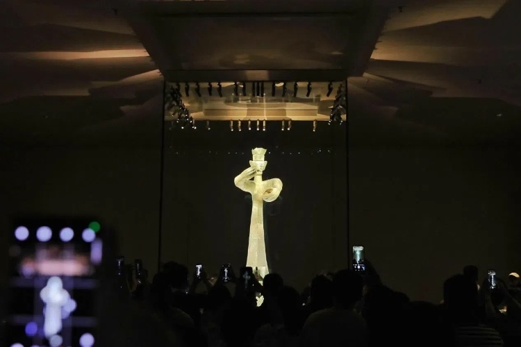 8月31日，亞洲媒體考察團參訪三星堆博物館?！吨袊?jīng)濟周刊》記者肖翊攝