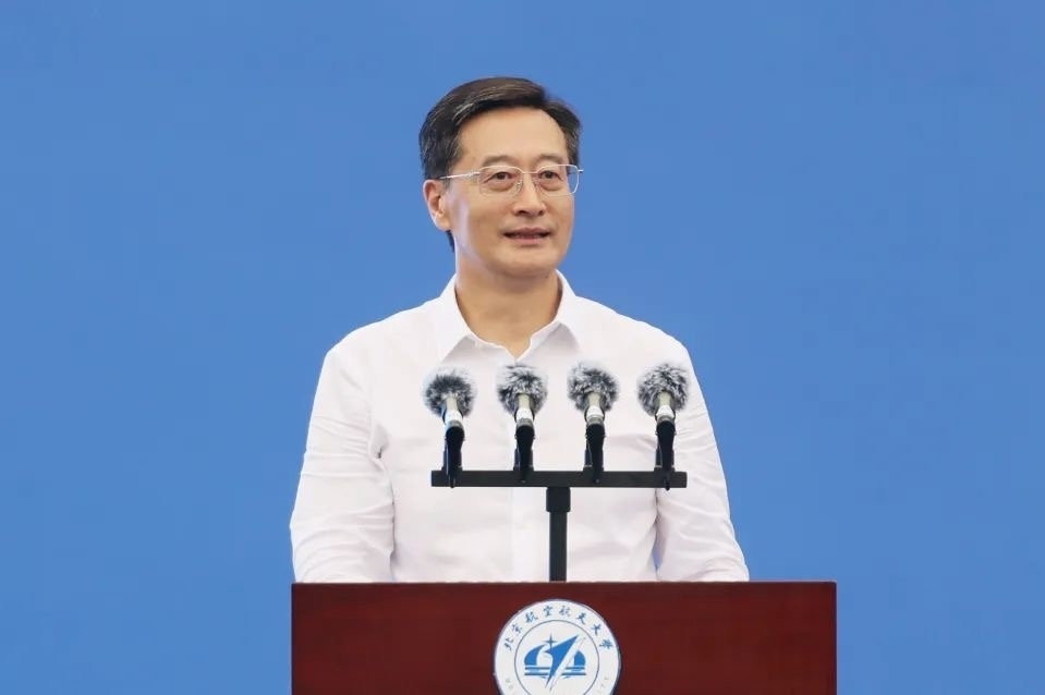 中國(guó)工程院院士、北京航空航天大學(xué)校長(zhǎng)王云鵬在2024級(jí)新生開(kāi)學(xué)典禮上講話(huà)。校方供圖