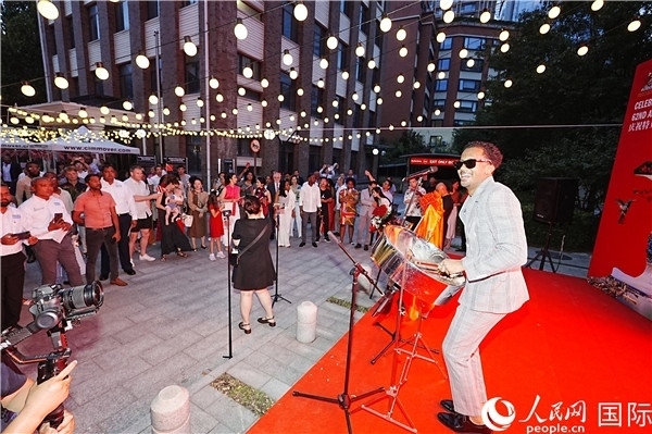 來自特多的藝術(shù)家在慶祝儀式上表演特多鋼鼓。人民網(wǎng)記者 趙益普攝