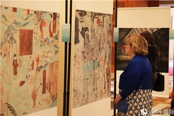 來賓在參觀敦煌高清攝影和壁畫高保真復(fù)制品。 人民網(wǎng)記者 李志偉攝