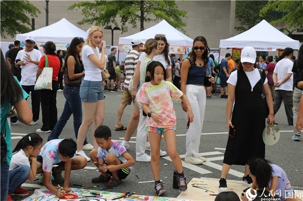 4、活動吸引了很多小朋友參加。 人民網(wǎng)記者 李志偉攝