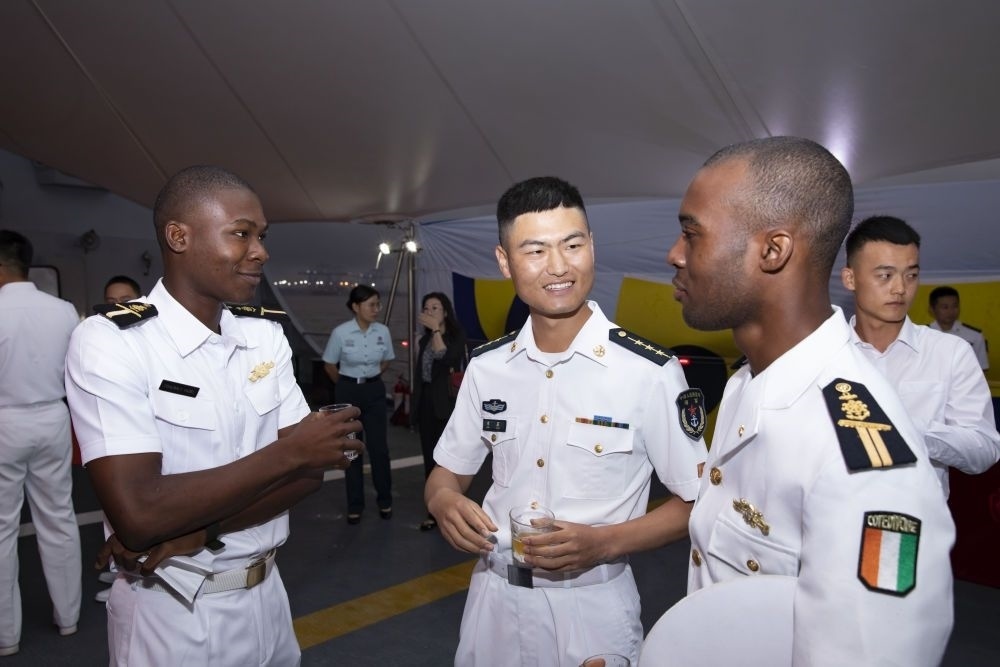 2023年6月25日，中國和科特迪瓦雙方官兵在南寧艦舉辦的甲板招待會上交流。中國海軍第43批護(hù)航編隊(duì)22日抵達(dá)科特迪瓦經(jīng)濟(jì)首都阿比讓，開始對科特迪瓦為期4天的友好訪問。