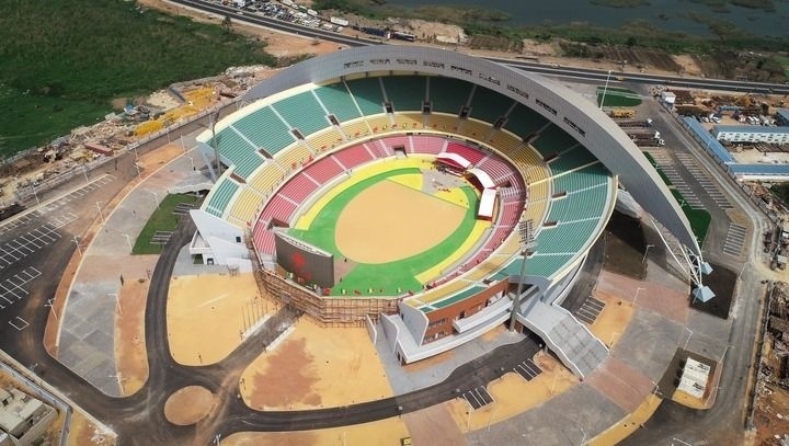 這是2018年7月18日在塞內(nèi)加爾首都達(dá)喀爾航拍的中國(guó)援建的塞內(nèi)加爾競(jìng)技摔跤場(chǎng)。新華社記者 呂帥 攝