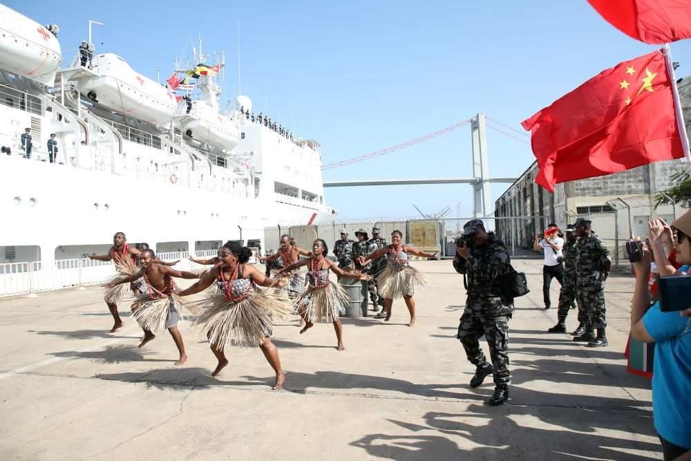 2024年8月16日，在莫桑比克馬普托港，當(dāng)?shù)匮輪T表演舞蹈，歡送中國海軍“和平方舟”號醫(yī)院船。