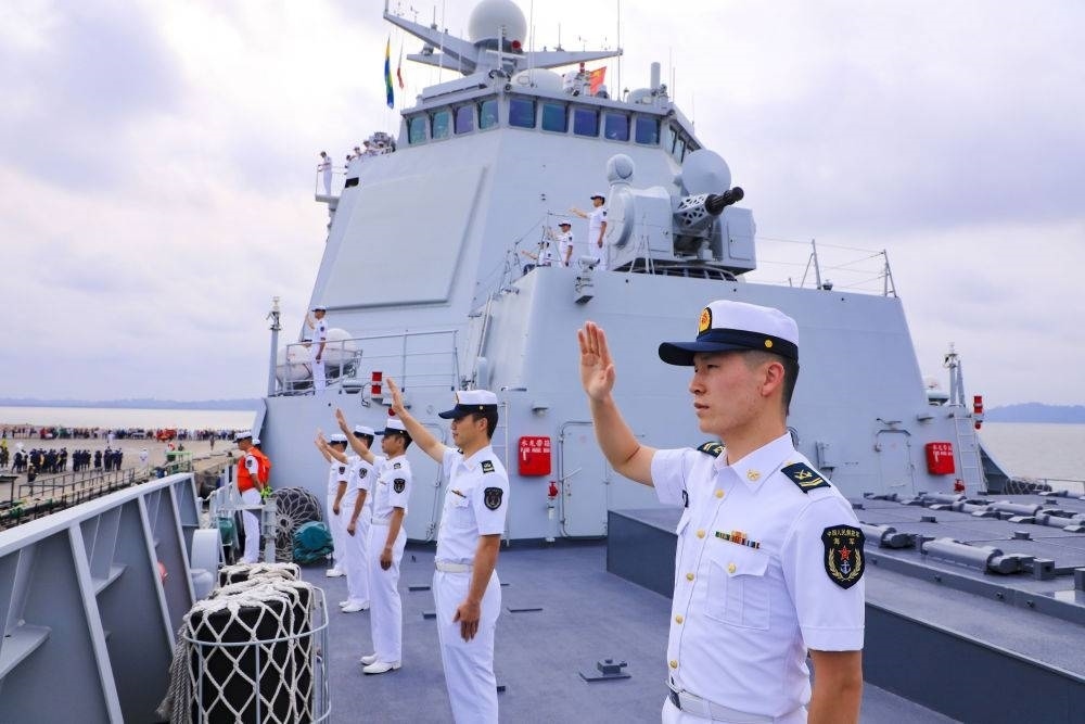 2023年7月8日，中國海軍第43批護(hù)航編隊(duì)官兵向加蓬利伯維爾奧文多港碼頭的歡迎人群揮手致意。中國海軍第43批護(hù)航編隊(duì)抵達(dá)加蓬利伯維爾，開始對加蓬進(jìn)行為期4天的友好訪問。