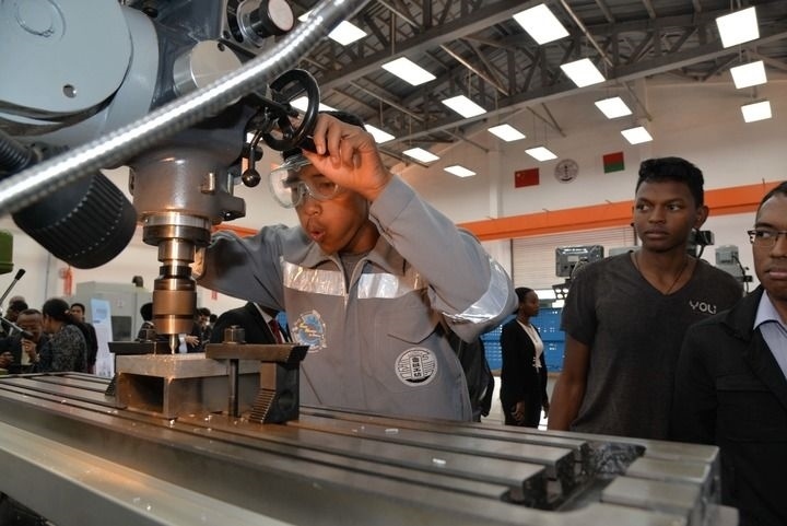 2024年4月26日，在馬達(dá)加斯加首都塔那那利佛，塔那那利佛大學(xué)理工學(xué)院的學(xué)生在魯班工坊操作設(shè)備。新華社發(fā)（西塔卡·拉喬納里松攝）