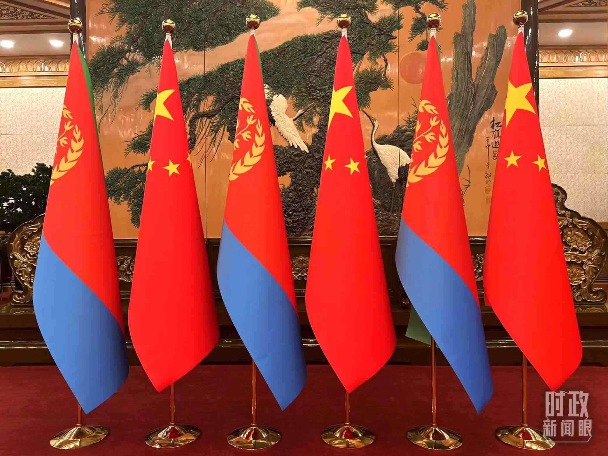 △會見現(xiàn)場擺放的中國和厄立特里亞兩國國旗。（總臺央視記者趙婷拍攝）