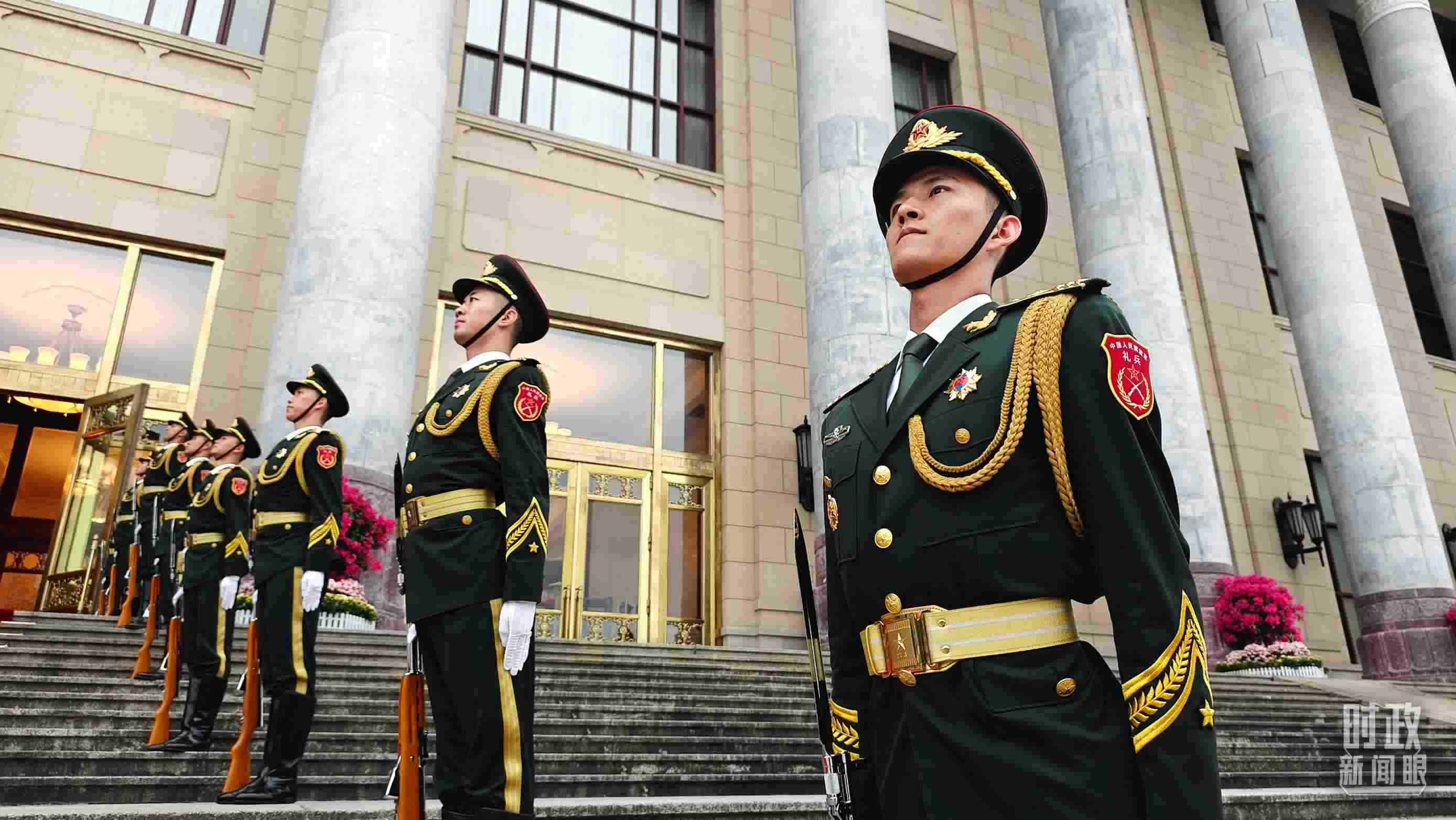  △人民大會堂外，禮兵列隊歡迎外國領導人。（總臺央視記者韓銳拍攝）
