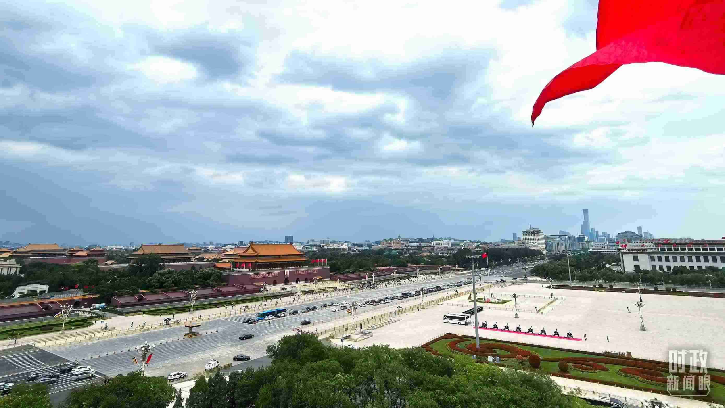 △北京長安街兩側懸掛中非合作論壇成員旗幟。（總臺央視記者張垚拍攝）