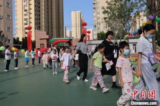 圖為衡水市新苑小學，小學一年級新生佩戴“夢想徽章”后，步入校園 。王天祥 攝