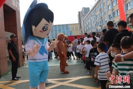 圖為衡水市新苑小學，老師穿上玩偶服裝歡迎新生入學。王天祥 攝