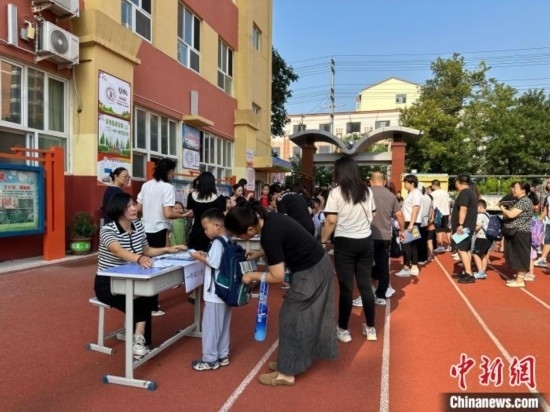 圖為衡水市康復街小學，正在簽到的小學生。徐鵬璐 攝