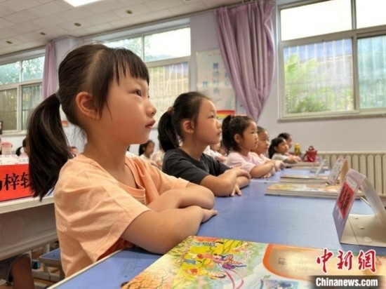 圖為衡水市康復街小學，小學生聽老師講開學第一課內(nèi)容。徐鵬璐 攝