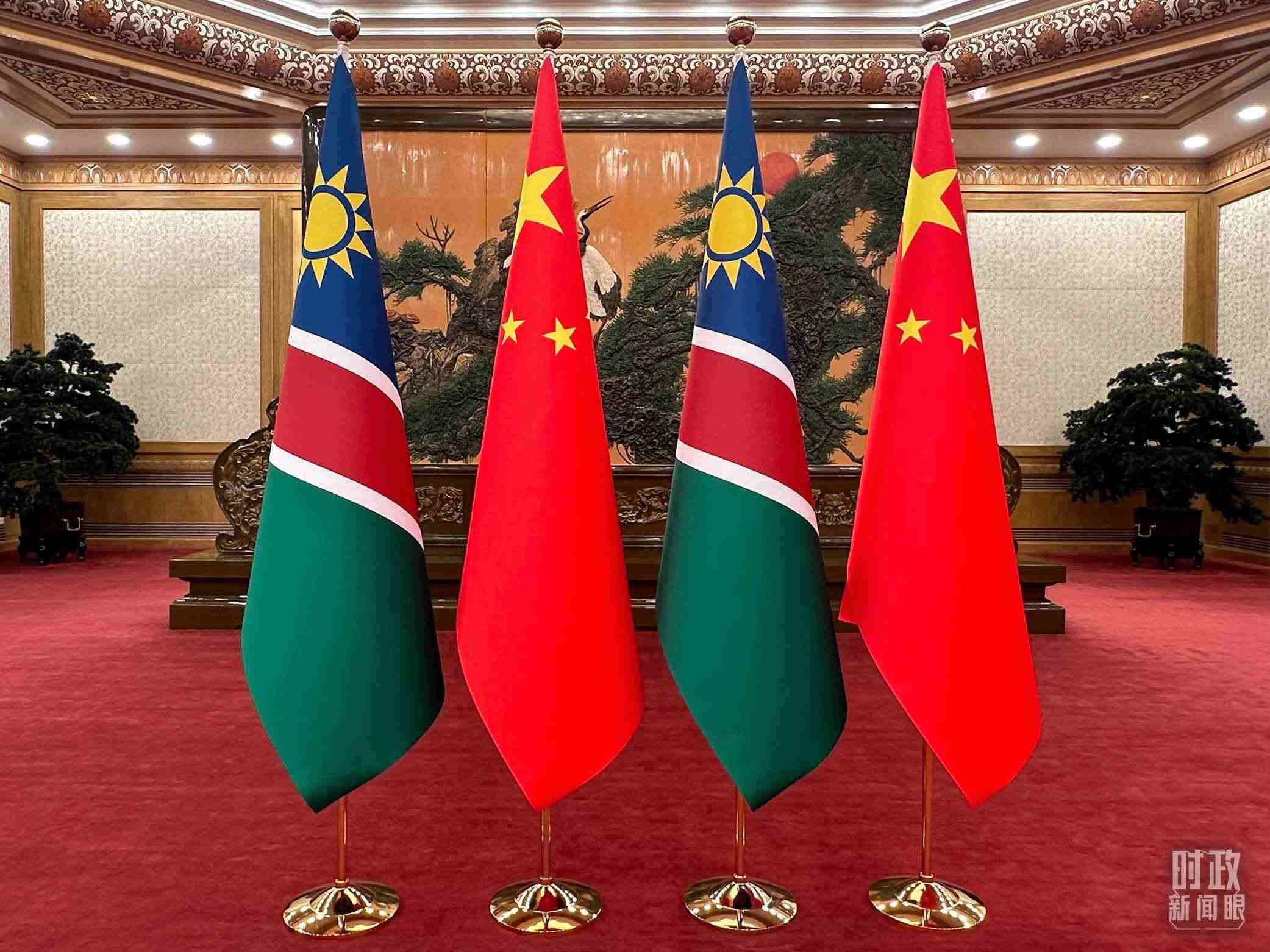  △雙邊會(huì)見(jiàn)現(xiàn)場(chǎng)的中國(guó)和納米比亞國(guó)旗。（總臺(tái)央視記者范一鳴拍攝）