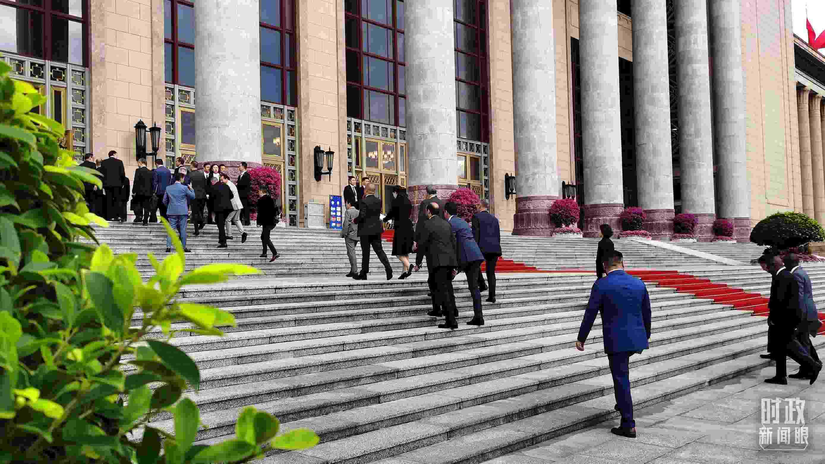  △與會(huì)者正在步入會(huì)場(chǎng)。（總臺(tái)央視記者郭鴻拍攝）