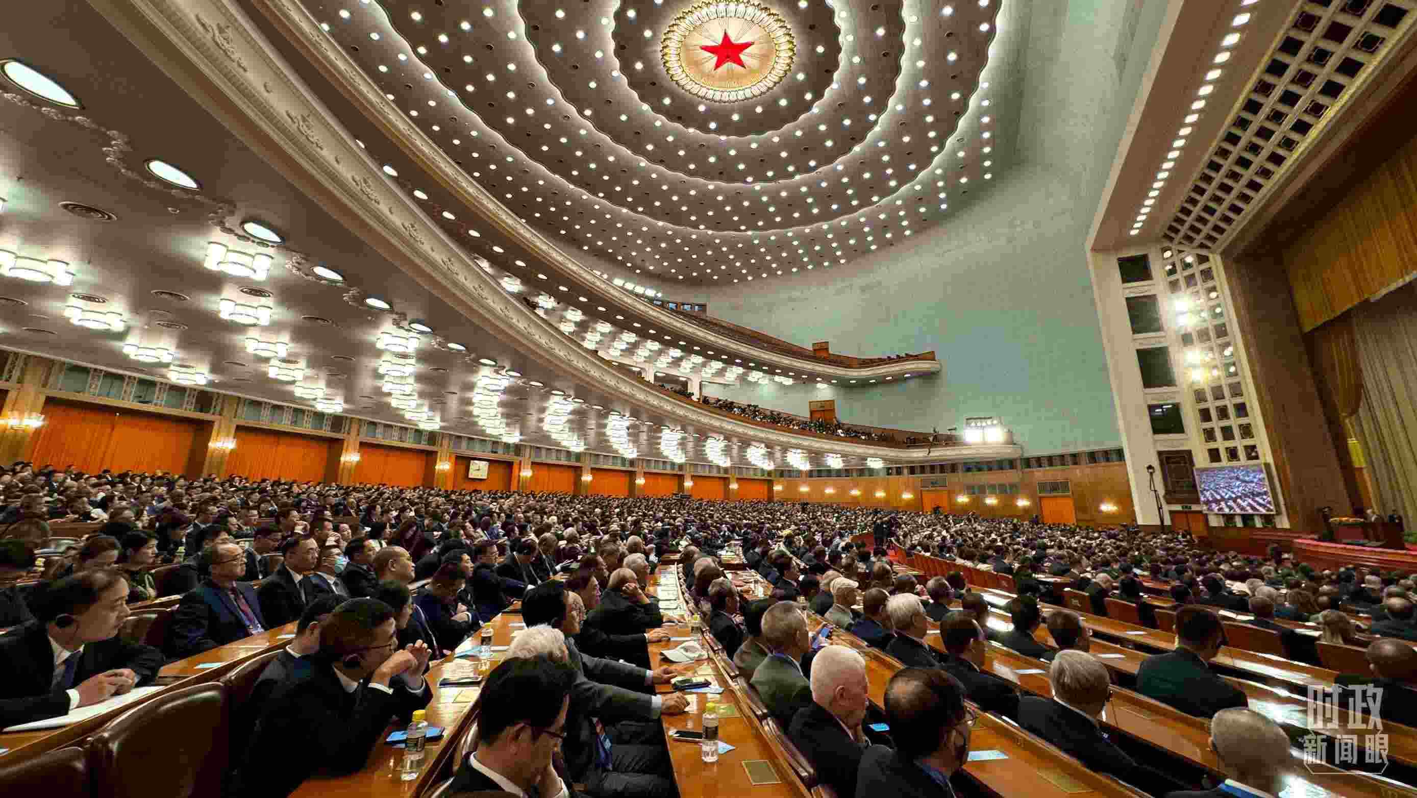  △中非合作論壇非方成員國(guó)國(guó)家元首、政府首腦、代表團(tuán)團(tuán)長(zhǎng)及國(guó)際和地區(qū)組織負(fù)責(zé)人等中外各界人士3200余人出席開(kāi)幕式。（總臺(tái)央視記者蔣碩拍攝）