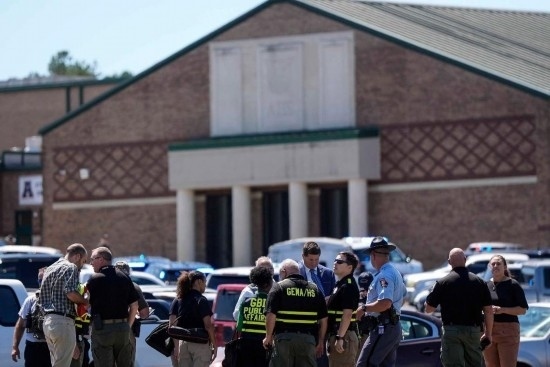 9月4日，在美國佐治亞州巴羅縣溫德市，警察聚集在發(fā)生槍擊事件的阿巴拉契高中外。新華社/美聯(lián)