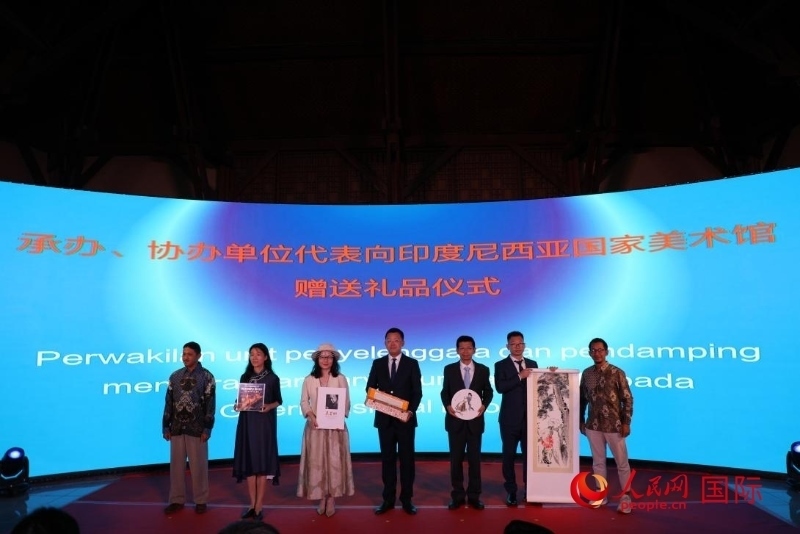 在展覽開(kāi)幕式現(xiàn)場(chǎng)，本次展覽的承辦、協(xié)辦單位代表向印尼國(guó)家美術(shù)館贈(zèng)送禮品。人民網(wǎng)記者 曹師韻攝