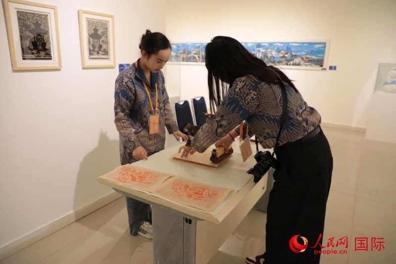 展覽現(xiàn)場(chǎng)的拓印技藝體驗(yàn)工坊。人民網(wǎng)記者曹師韻攝