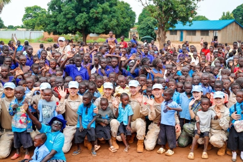 維和官兵與學(xué)生進行合影。殷亦豪攝