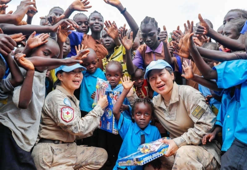 學(xué)生對中國官兵援助表達感謝。王皓宇攝