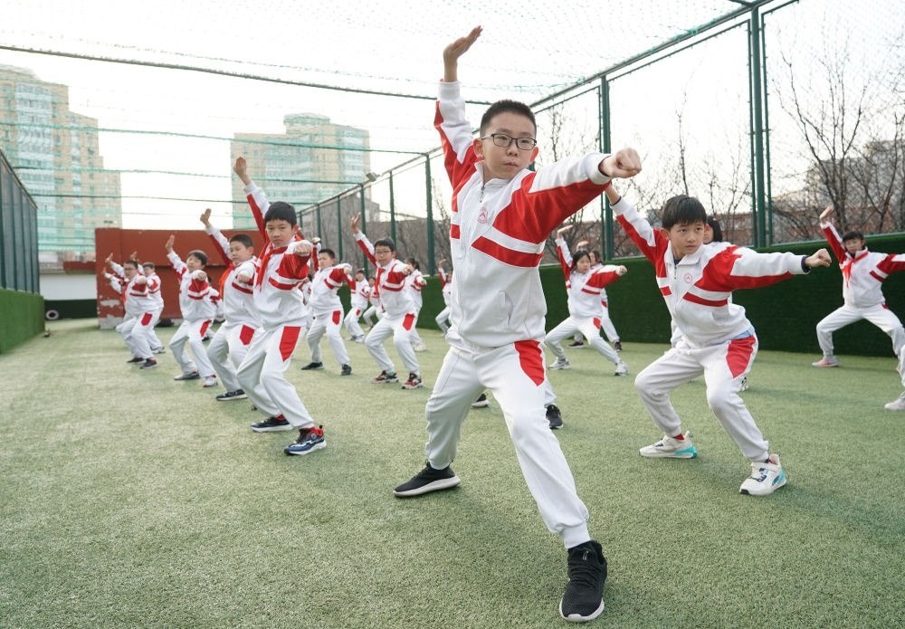 2024年2月21日，在人大附中實(shí)驗(yàn)小學(xué)，學(xué)生們在體育課中進(jìn)行武術(shù)練習(xí)。新華社記者 任超 攝